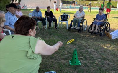 Personas usuarias del Centro de Día de San Bartolomé de la Torre disfrutan de una jornada en la piscina municipal