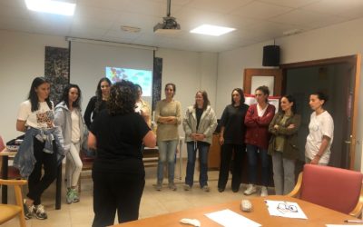 Profesionales de los Centros de Día de San Bartolomé de la Torre y Puebla de Guzmán aprenden sobre inteligencia emocional para su aplicación en el entorno laboral