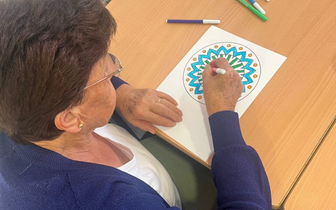 Taller de pintura de mandalas en el Centro de Día de Puebla de Guzmán