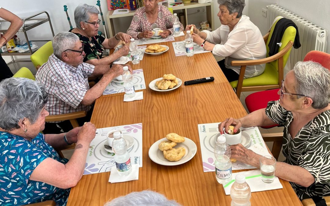 El Centro de Día de Villanueva de los Castillejos cierra la semana con un desayuno de buñuelos