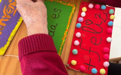 Las personas usuarias del Centro de Día de Villanueva de los Castillejos elaboran un cartel de bienvenida decorativo – Clone