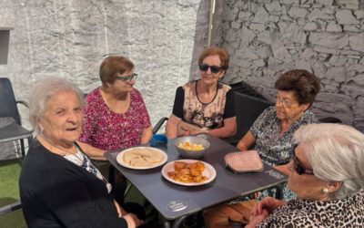 Los usuarios del Centro de Día de Puebla de Guzmán disfrutan de una jornada de convivencia en el Bar Parada