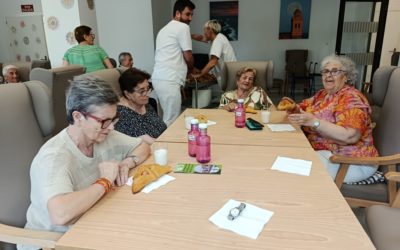 Los usuarios del Centro de Día de Almuñécar disfrutan de una jornada especial con motivo del Día de San Juan