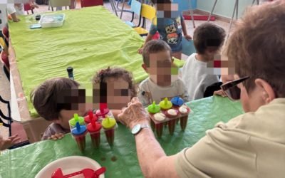 Mayores y pequeños fortalecen lazos en una actividad intergeneracional