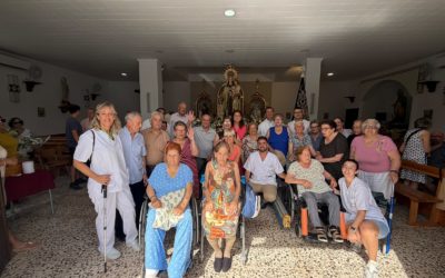 Emotiva ofrenda floral del Centro de Día de Almuñécar a la Virgen del Carmen